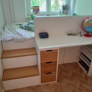 Kinderbett mit Schreibtisch und Stauraum unterhalb in weiß mit Eicheelementen