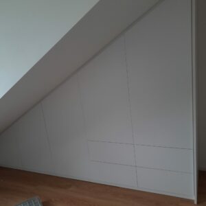 Dachschrägenschrank weiß mit 5 Türen und 4 Schukästen, push-to-open / grifflos