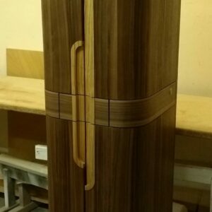 Garderobenschrank Nussbaum formverleimt