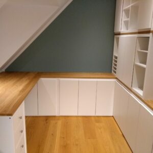 Ikea-Korpen mit individuell gefertigten Fronten und Eiche-Platten